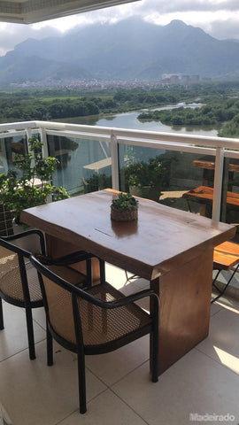 Mesa de Jantar Anarauê 120x90 com bordas orgânicas e pés de ferro tubular - Varandas Encantadoras-Madeirado - Mesa de Madeira Rustica