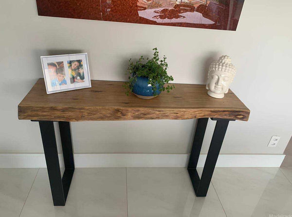 Aparador Abati - Madeira Maciça e Bordas Orgânicas - 140x40 - Pés de Ferro Tubular 30x73