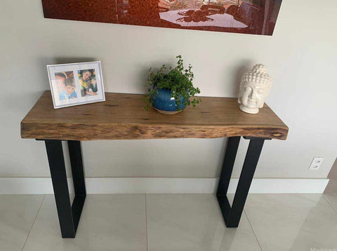 Aparador Abati - Madeira Maciça e Bordas Orgânicas - 140x40 - Pés de Ferro Tubular 30x73