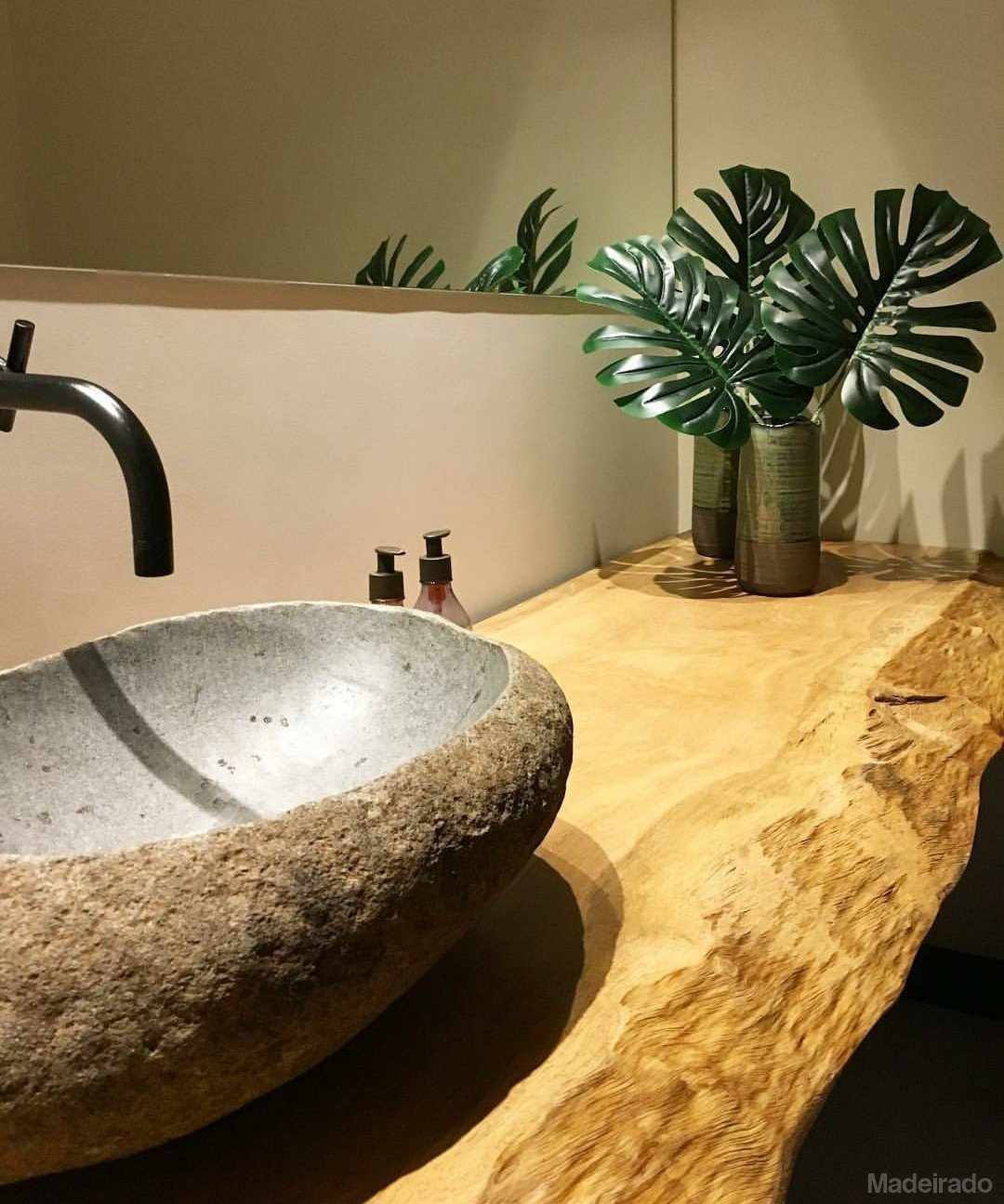 Madeira rústica em lavabo